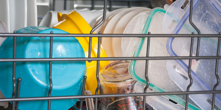 Why does the dishwasher leave my plastic containers dripping?